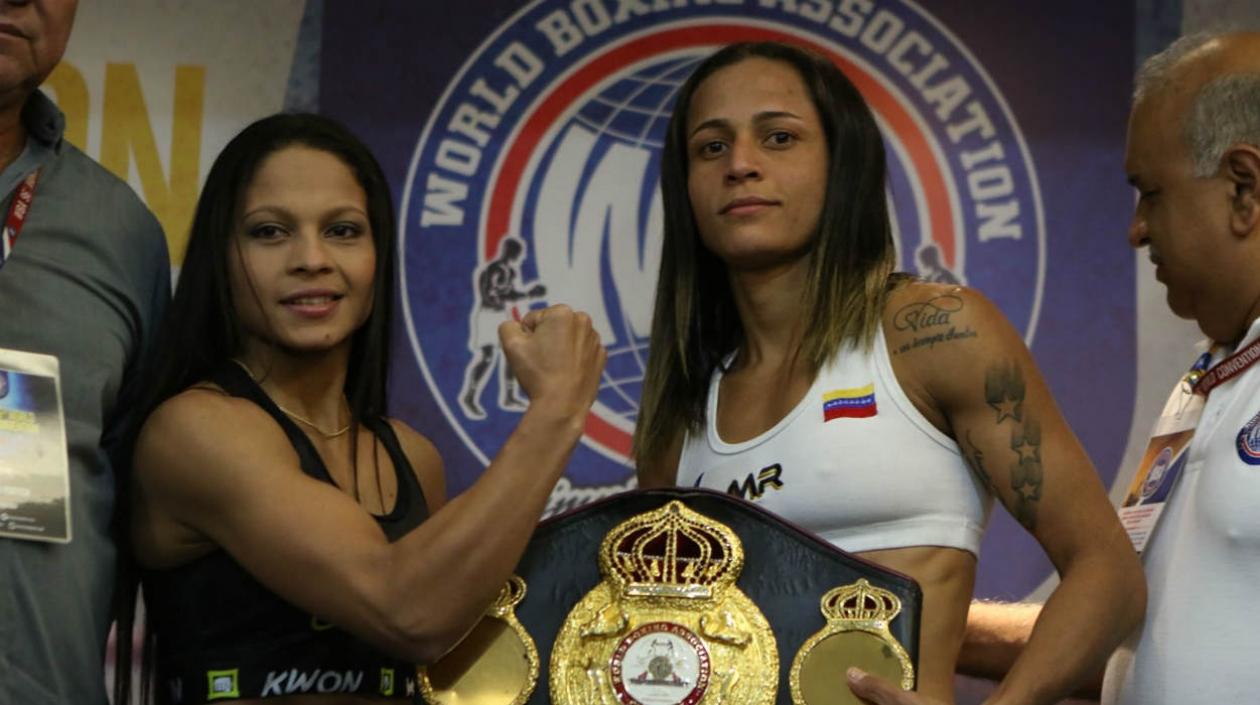 Dayana Cordero y Mayerlin Rivas posan con el cinturón de campeona.