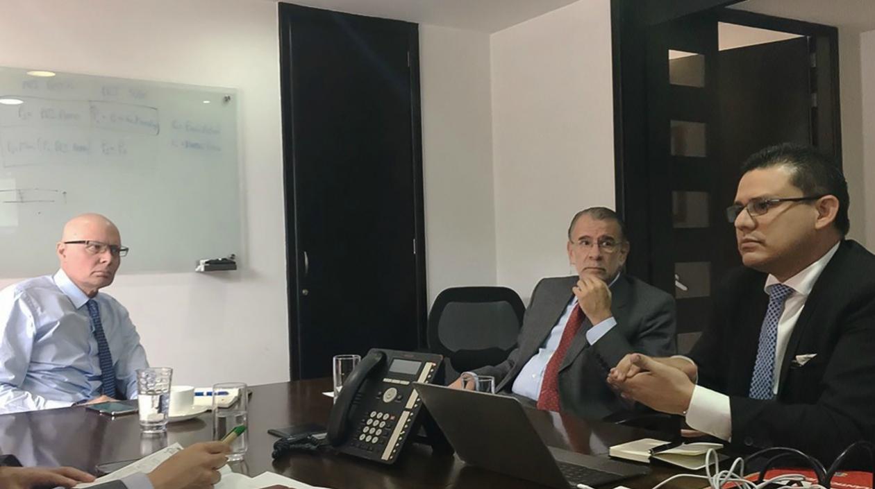El Ministro de Salud, Alejandro Gaviria; el gobernador del Atlántico, Eduardo Verano y el secretario de Salud Departamental, Armando De La Hoz, durante la reunión.