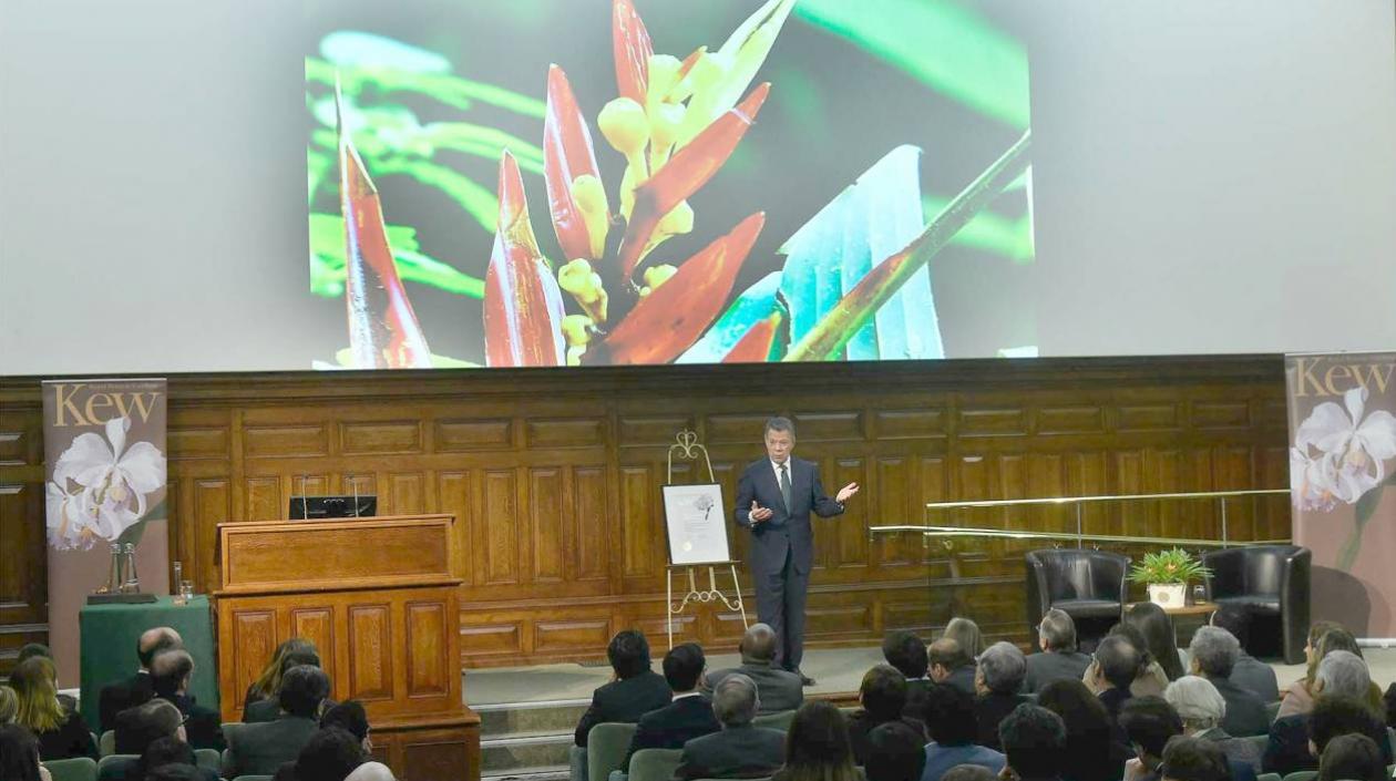 El Presidente Santos fue hoy exaltado por The Royal Botanic Gardens Kew con la Medalla Internacional Kew 2017 por su labor para cuidar la biodiversidad de Colombia.