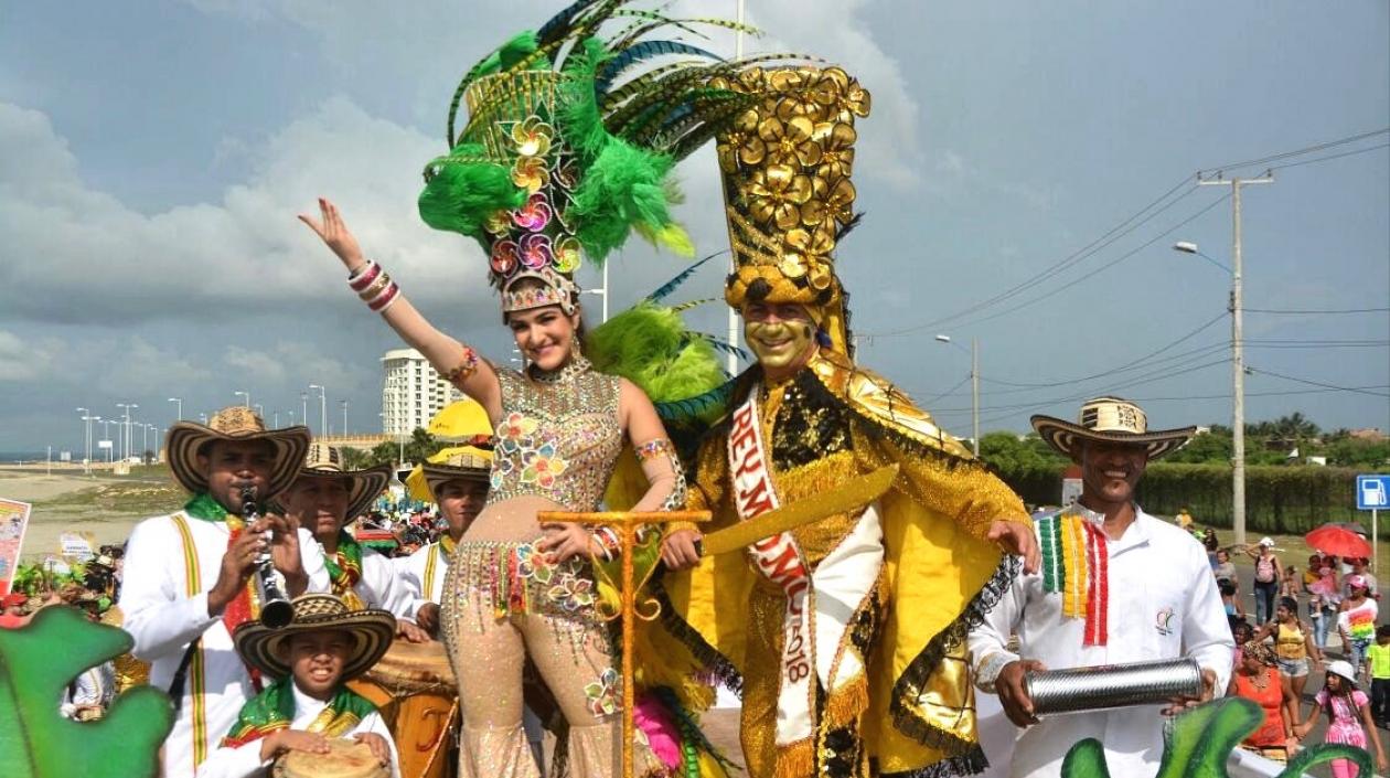 La Reina Valeria Abuchaibe y el Rey Momo, Ricardo Sierra, en el desfile.