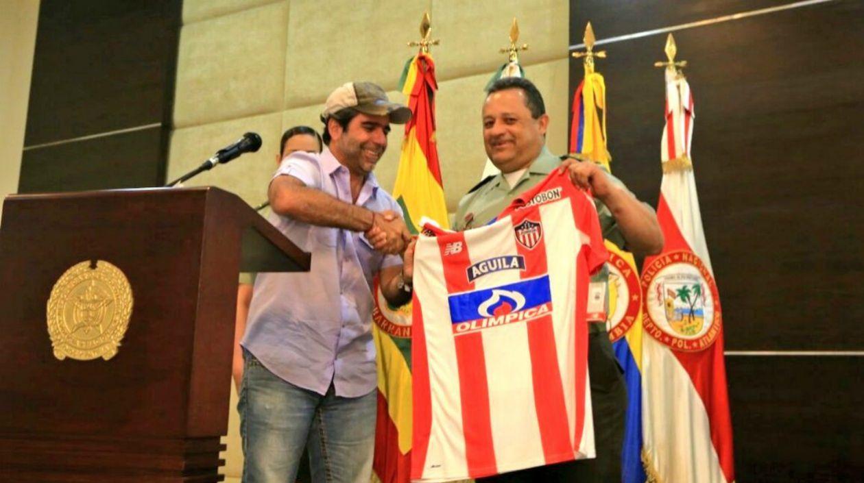 Momento en el que el alcalde Char le entrega la camiseta de Junior al General Jorge Nieto.