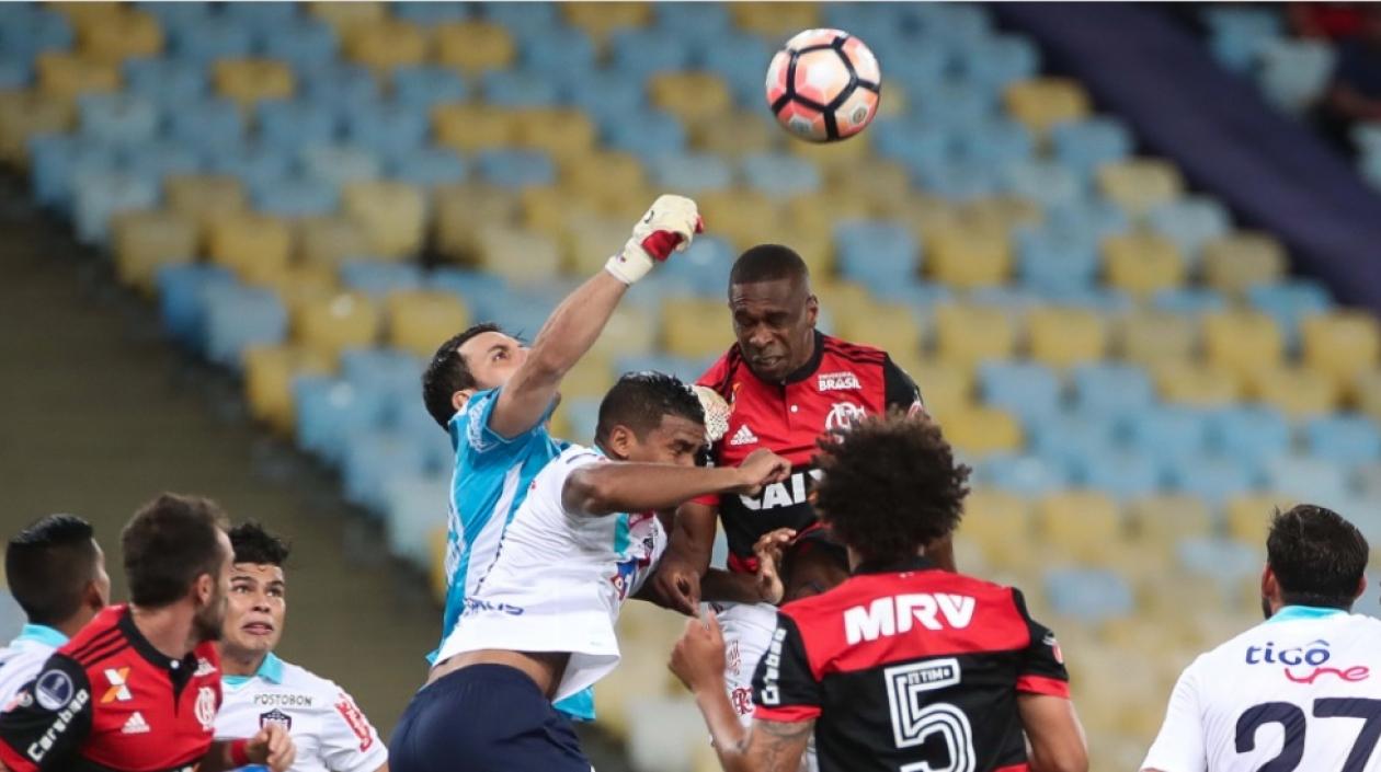 Sebastián Viera despeja una jugada de peligro de Flamengo.