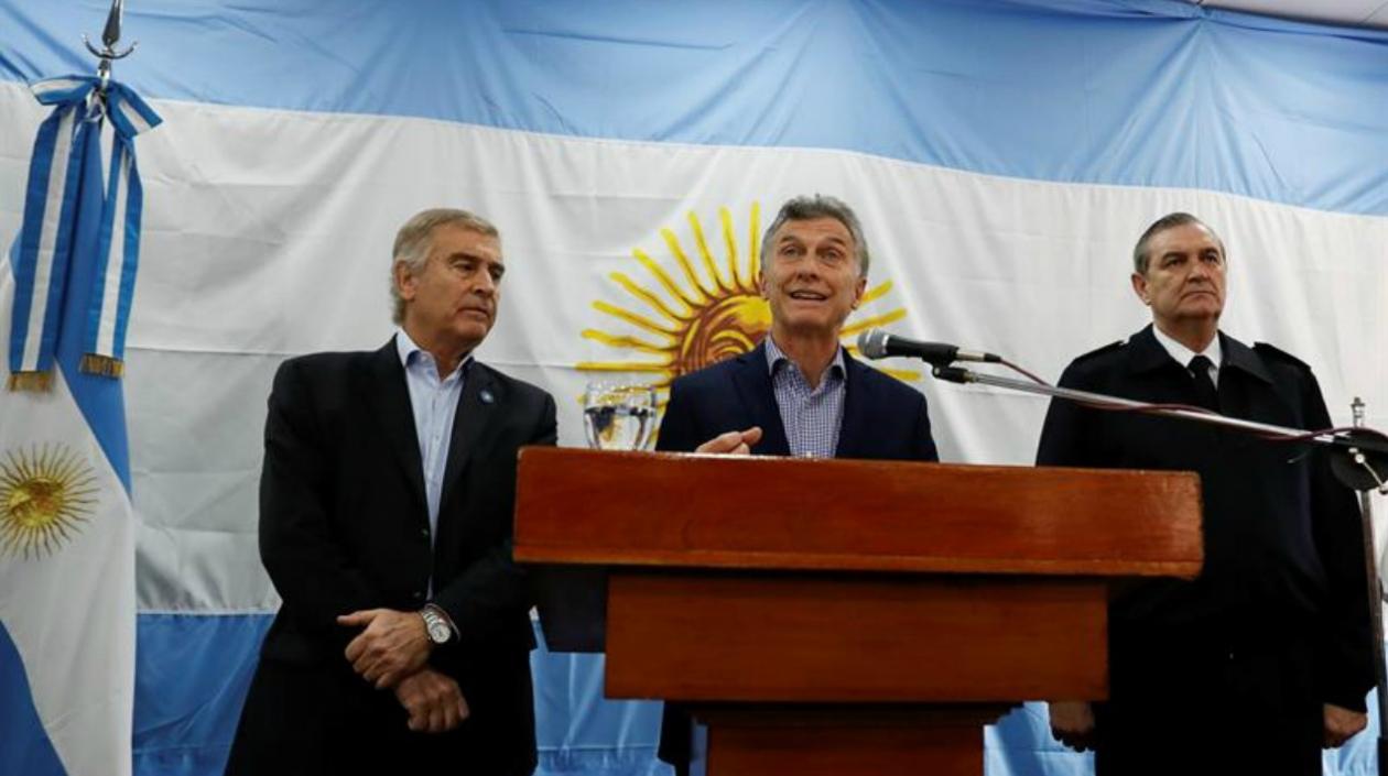 El presidente de Argentina, Mauricio Macri (c), y el ministro de Defensa, Óscar Aguad (i) participan en una comparecencia institucional. 