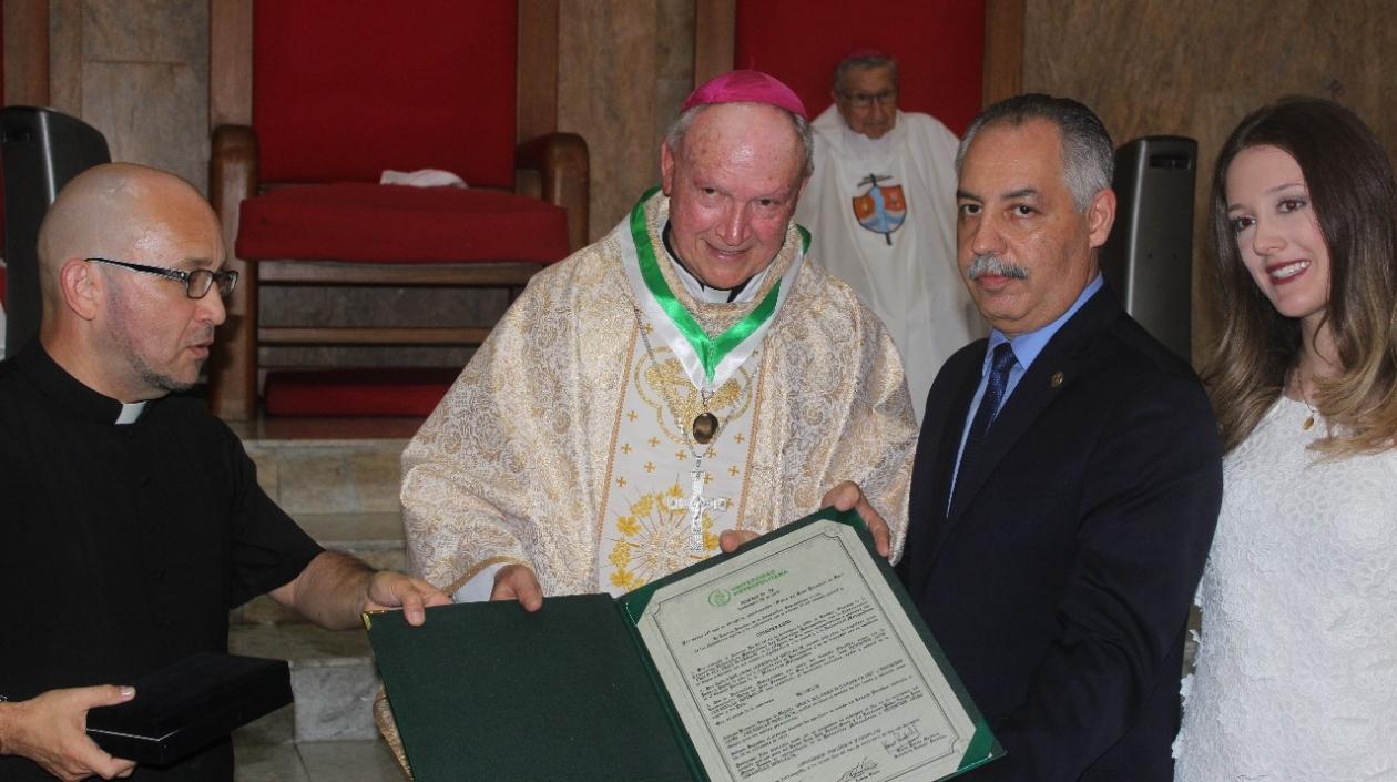 Monseñor Jairo Jaramillo recibió la distinción de parte del rector de Unimetro Juan José Acosta Ossío  y la nieta de fundador Alfonso Acosta Bendek, Juliana Acosta.
