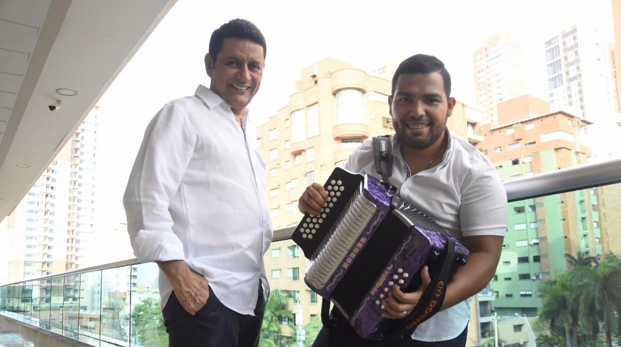 El cantautor Iván Ovalle junto a su acordeonero Ángel Barrios.