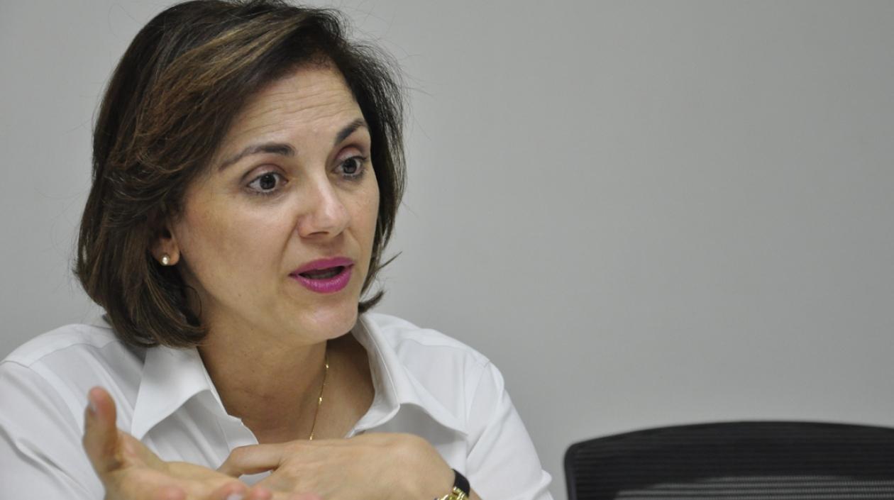 Siguiendo los acuerdos del partido Centro Democrático, María del Rosario Guerra se retira del grupo de precandidatos de esa colectividad.