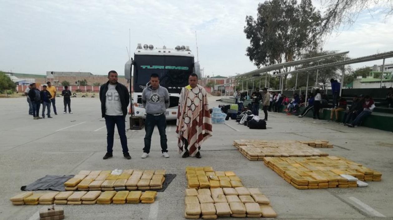 Los tres colombianos capturados con la droga decomisada.