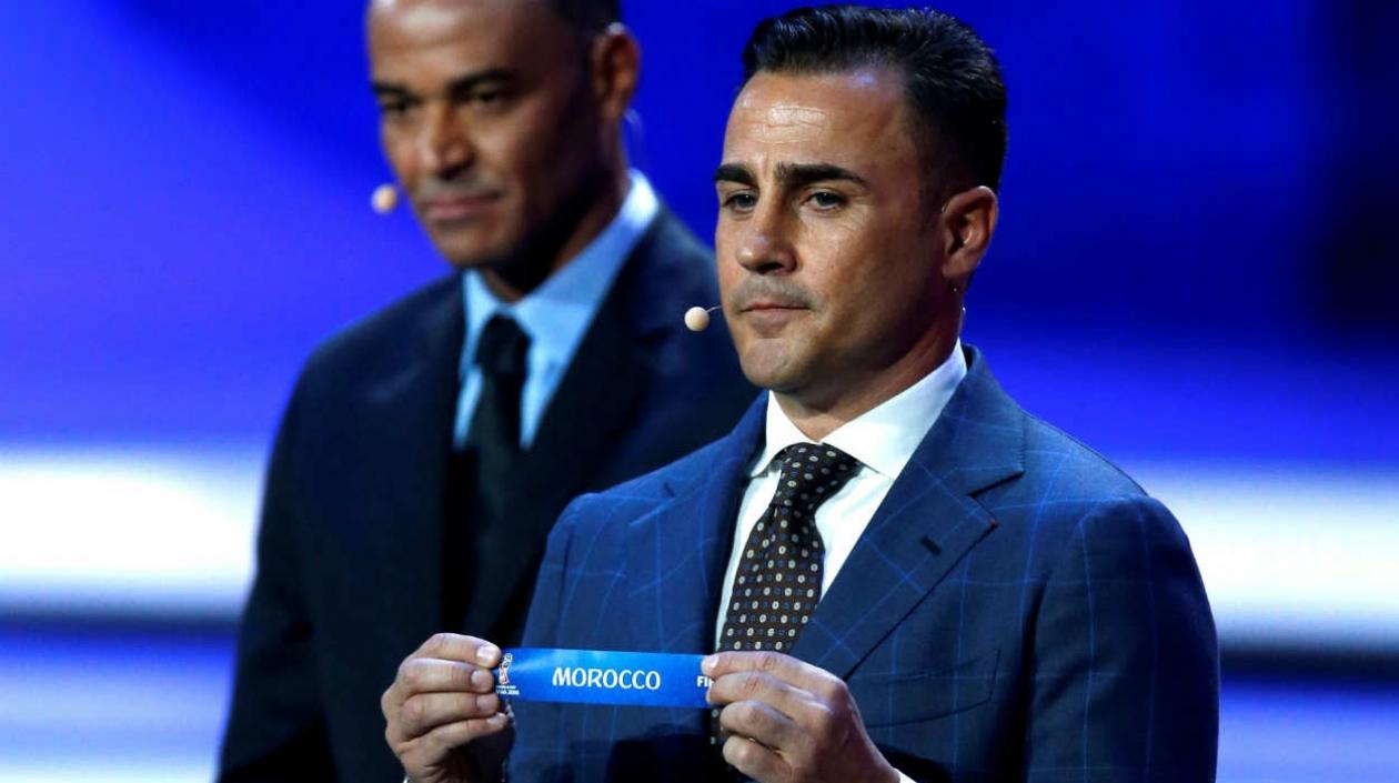El exfutbolista italiano Fabio Cannavaro muestra la papeleta de Marruecos durante el sorteo del Mundial de Rusia 2018 