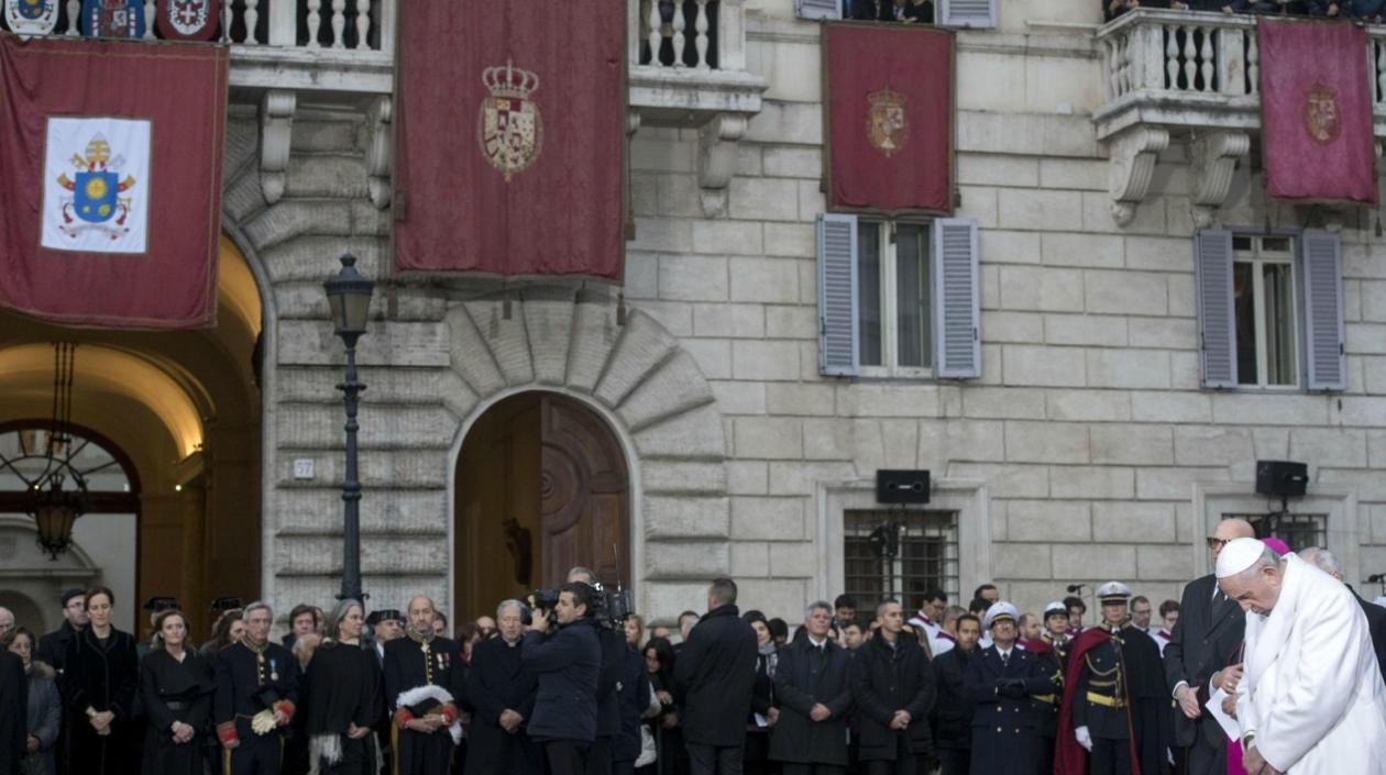 El Papa Francisco reza ante la Columna de la Inmaculada Concepción en la plaza de España en Roma (Italia) con motivo de su festividad hoy.