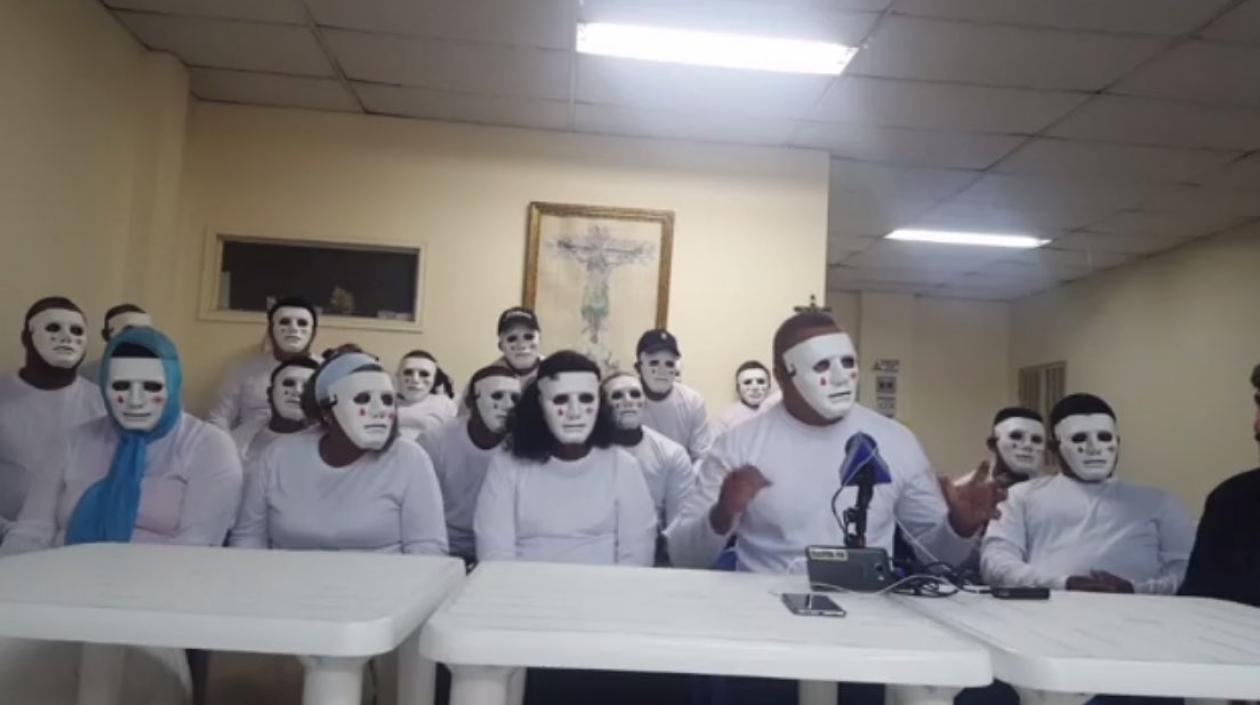 Los líderes con sus máscaras en el Bajo Cauca chocoano.