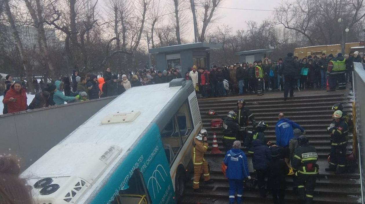Según las autoridades rusas, el bus viró y se salió de la vía en la escalera que conduce a un pasaje subterráneo en Moscú. 