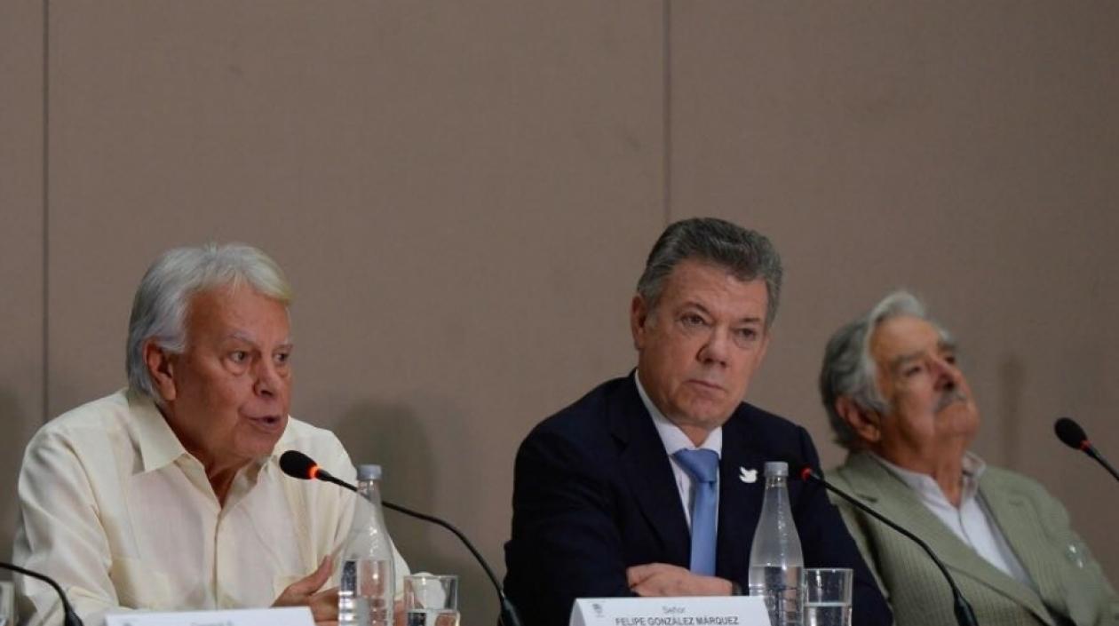 El Presidente Santos junto a los expresidentes de España y Uruguay, Felipe González y José Mujica.
