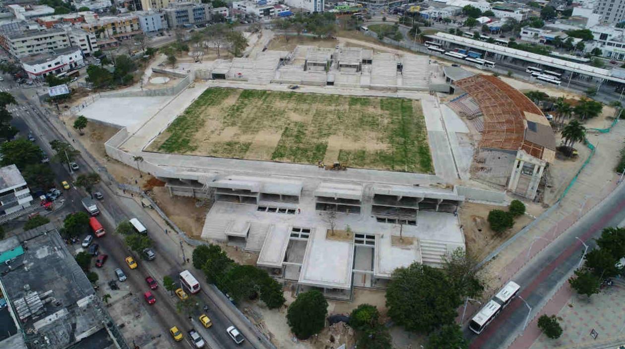 Estadio Romelio Martínez, en construcción. 