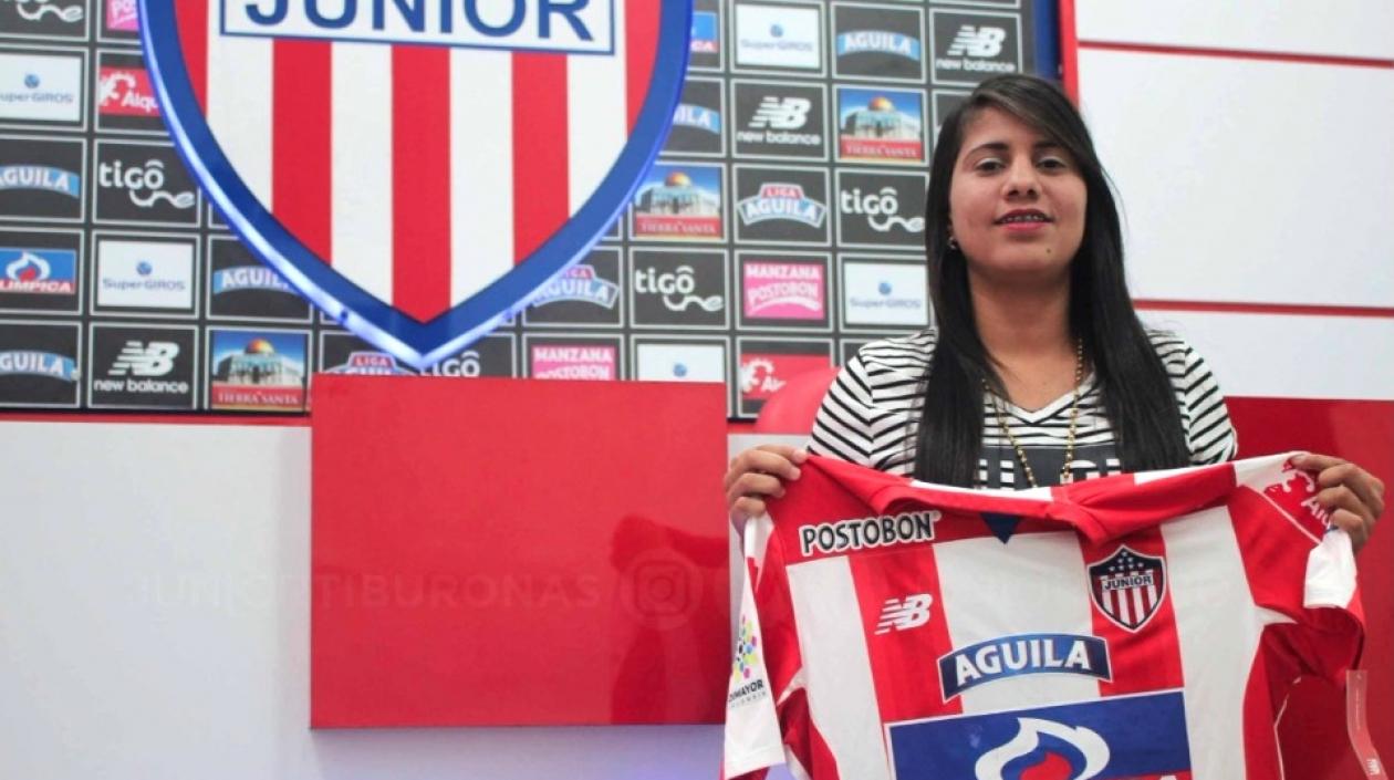 Cinthia Zarabia, mostrando la camiseta de su nuevo club.
