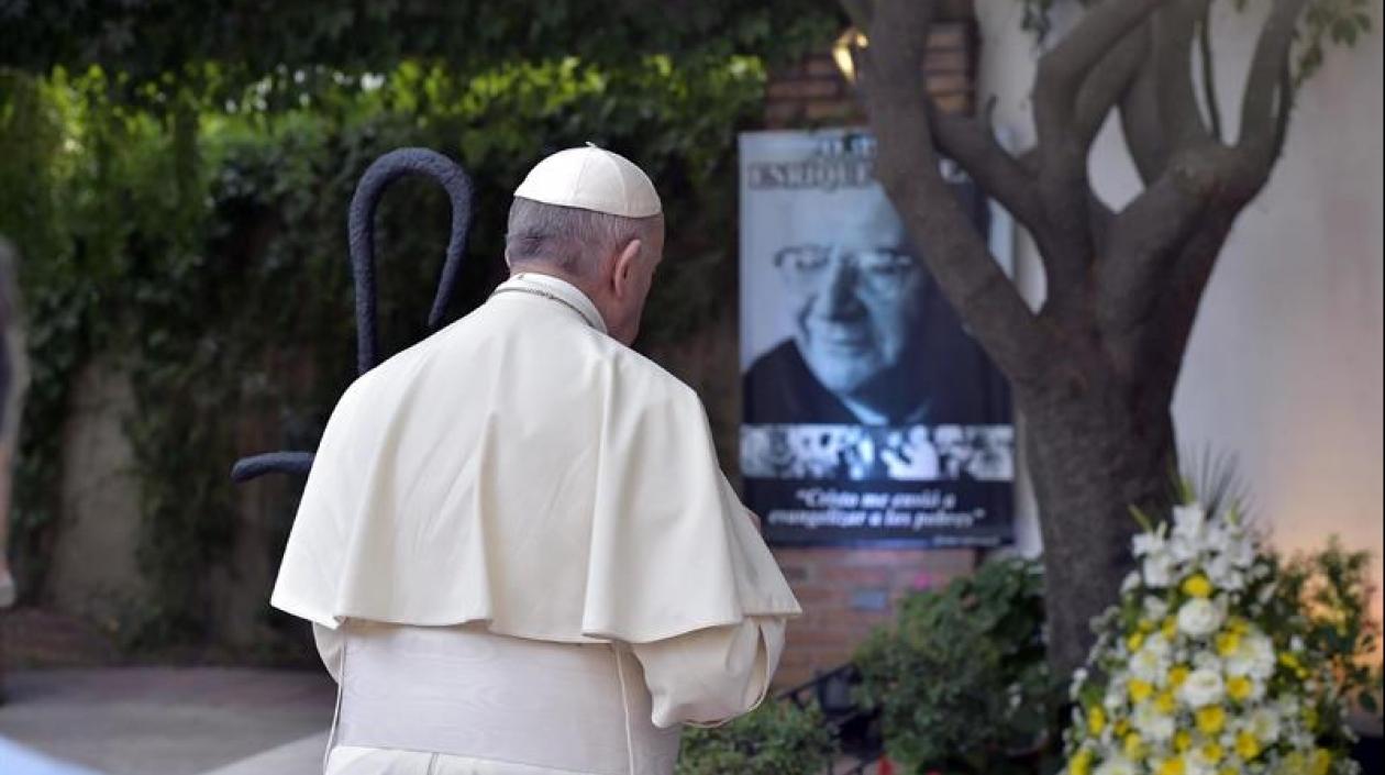 El papa Francisco visita la tumba del obispo Enrique Alvear Urrutia en Santiago de Chile.