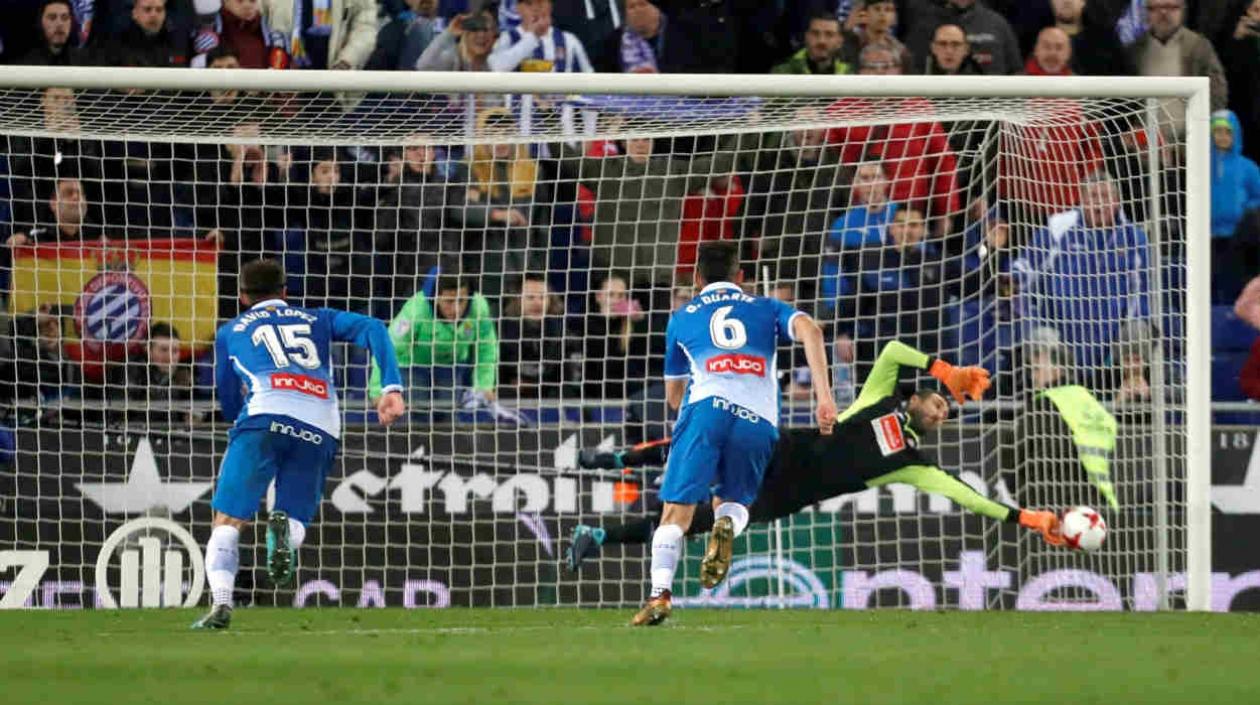 Diego López ataja el penal a Lionel Messi. 