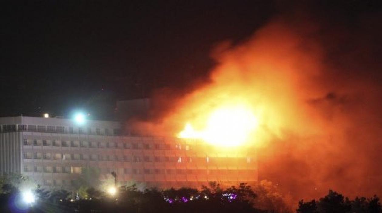 Cuatro milicianos con chalecos bomba irrumpen en el hotel Intercontinental de Kabul.