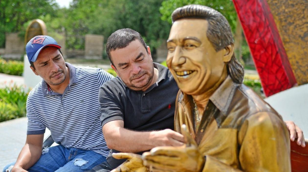Jhon Jaider Peñaloza Almanza y Carlos Misael Martínez Bello escultores de la obra.