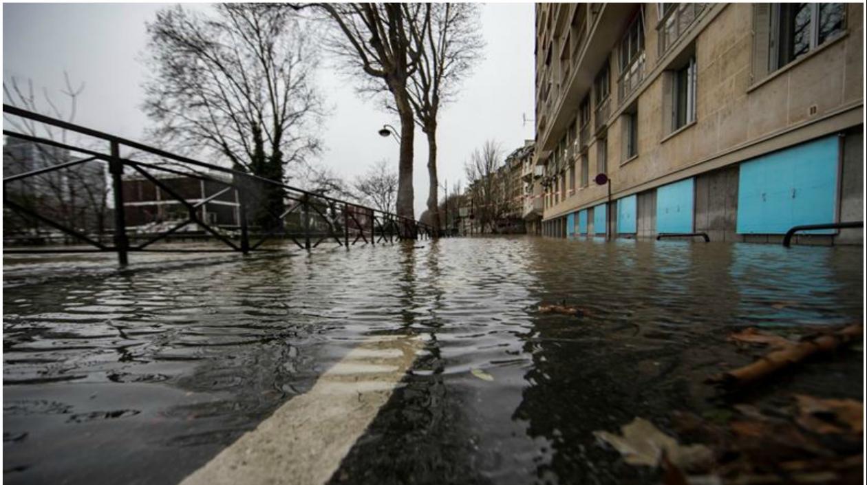 El río Sena, desbordado en algunos tramos a su paso de París, sigue subiendo hoy de nivel y lo continuará haciendo hasta el fin de semana.