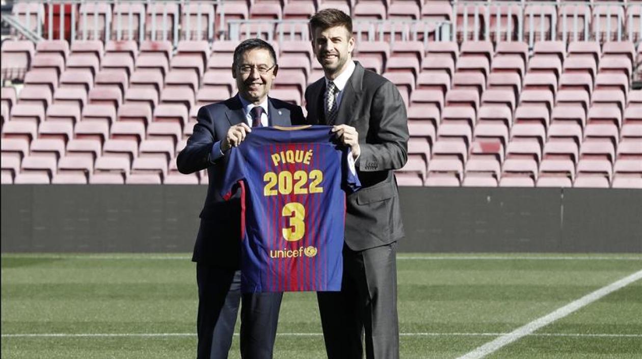 El defensor posó junto al presidente del club, Josep Bartomeu.