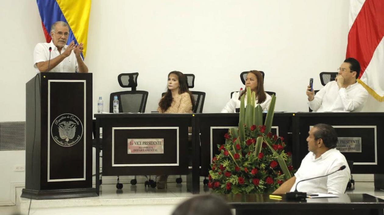 El Gobernador Eduardo Verano De la Rosa, instalando el nuevo período de sesiones de la Asamblea.