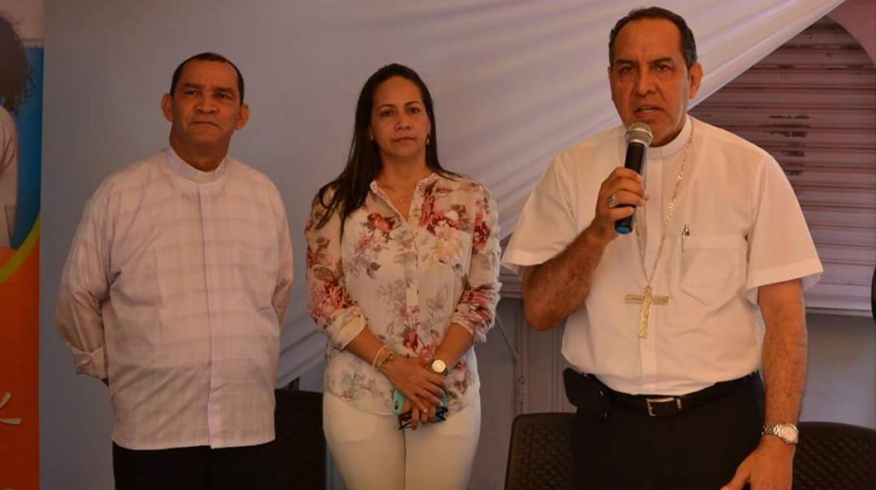 El Arzobispo de Barranquilla, Monseñor Pablo Emiro Salas y demás organizadores de 'Alimentatón'.