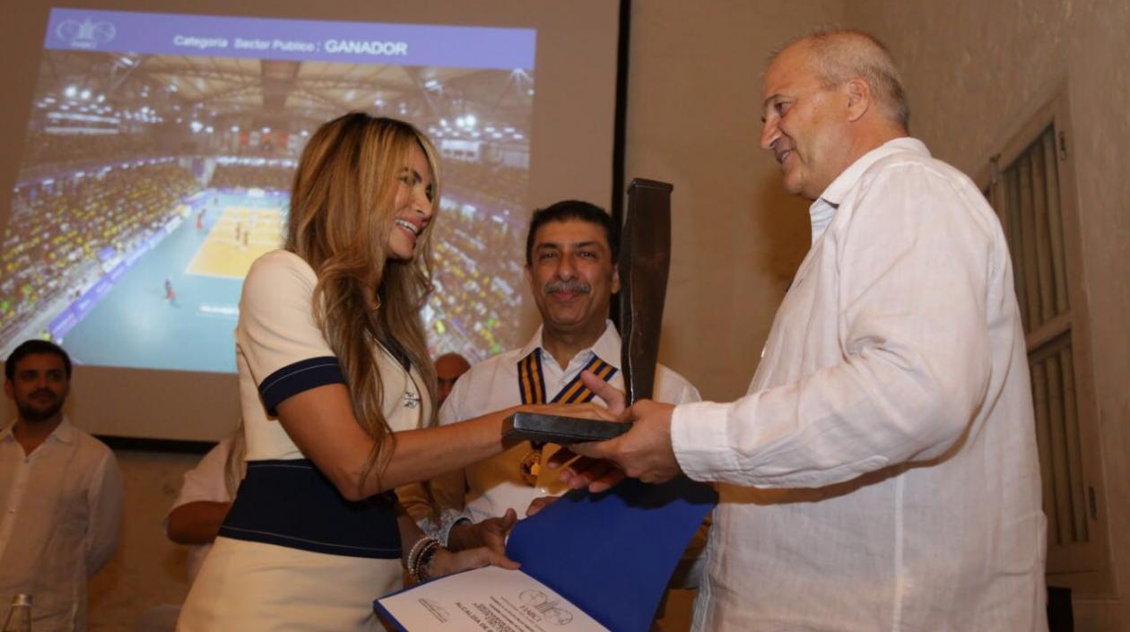El reconocimiento fue recibido por la secretaria General del Distrito, Ana María Aljure.
