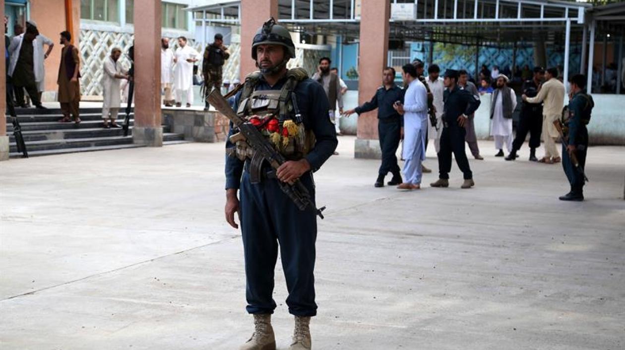  Un agente de seguridad monta guardia en el hospital tras un ataque en un acto de campaña para las elecciones parlamentarias del próximo 20 de octubre.