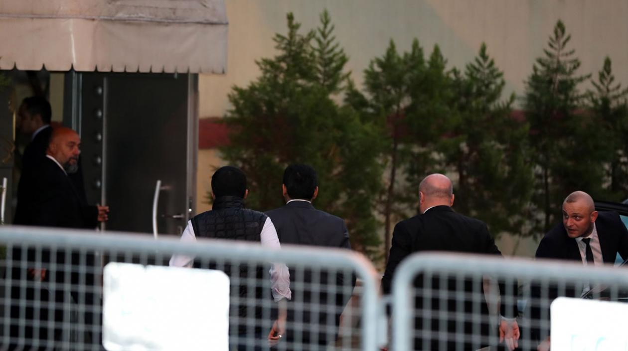 Miembros de la policía forense turca llegan al consulado saudí en Estambul (Turquía)