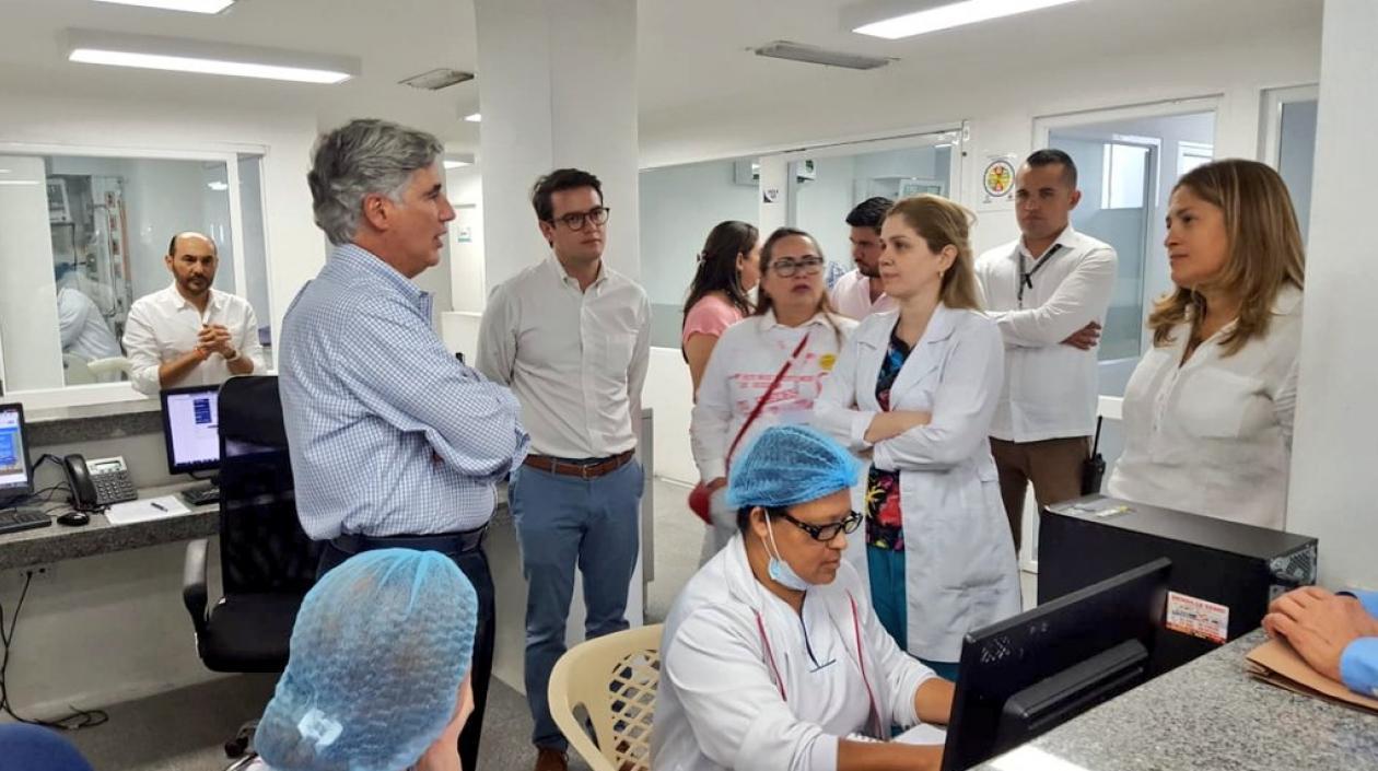 El ministro de Salud, Juan Pablo Uribe, junto a la secretaria de Salud de Barranquilla, Alma Solano.