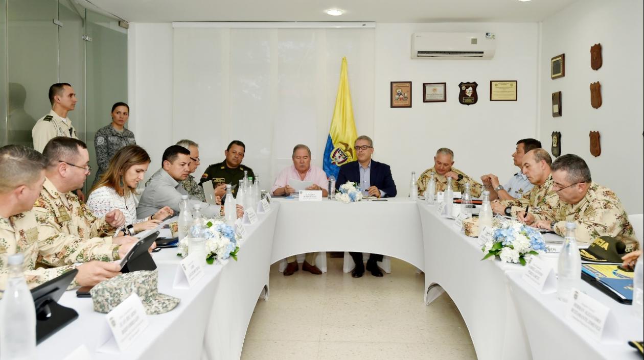 Reunión de la cúpula militar encabezada por el Presidente Duque y el ministro de Defensa.