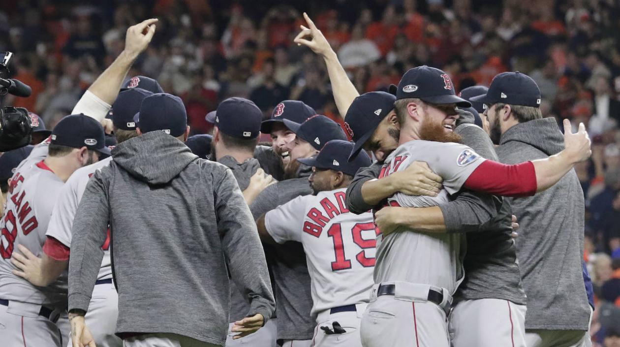 La novena de los Red Sox festeja tras la victoria. 
