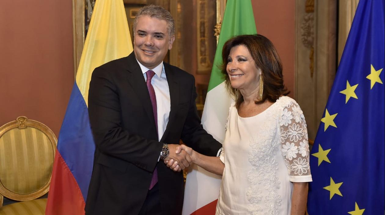 El Presidente Iván Duque saluda a la Presidenta del Senado italiano, María Elisabetta Alberti.