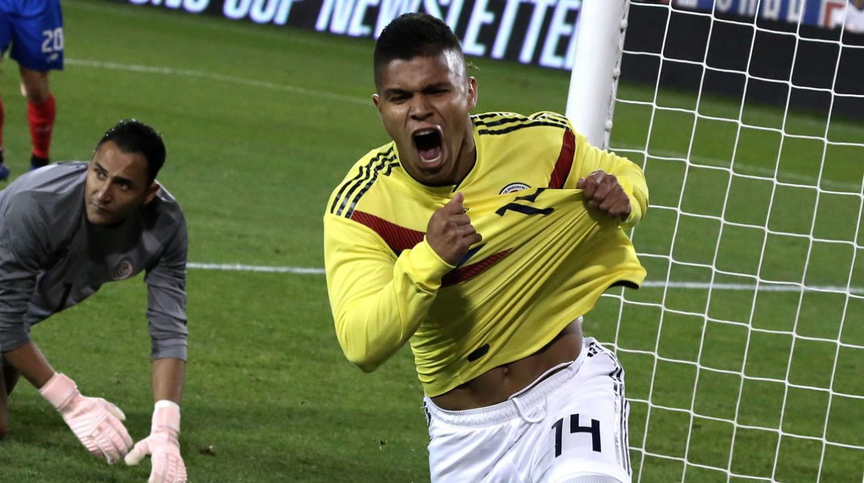 Juan Camilo Hernández de Colombia celebra después de anotar un gol durante un partido amistoso internacional entre Costa Rica y Colombia