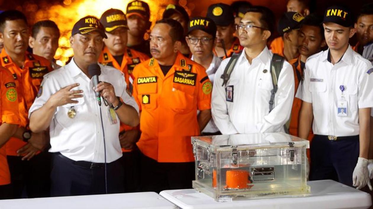 Expertos del Comité Nacional de Seguridad en el Transporte (KNKT) presentan uno de los dispositivos de la caja negra el avión de Lion Air que se estrelló el lunes en el mar de Java con 189 ocupantes,