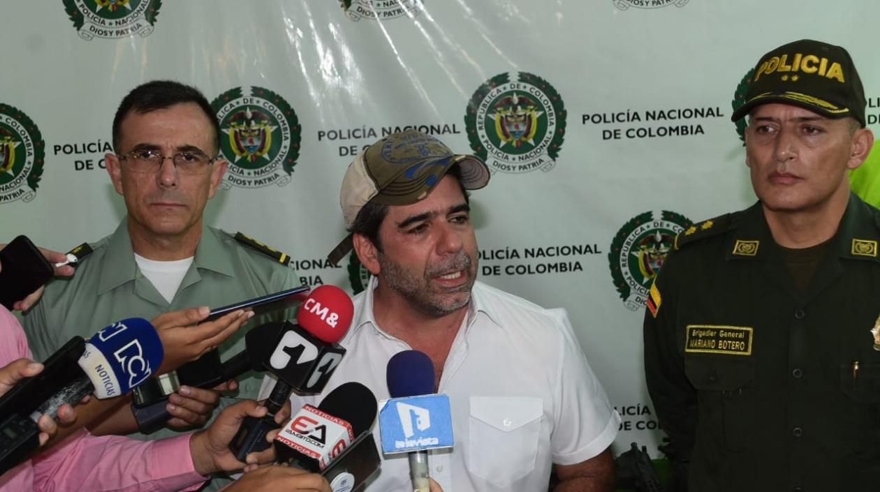 El director de la Dijin, mayor general Jorge Luis Vargas; el Alcalde Alejandro Char y el comandante de la Policía Metropolitana, general Mariano Botero.