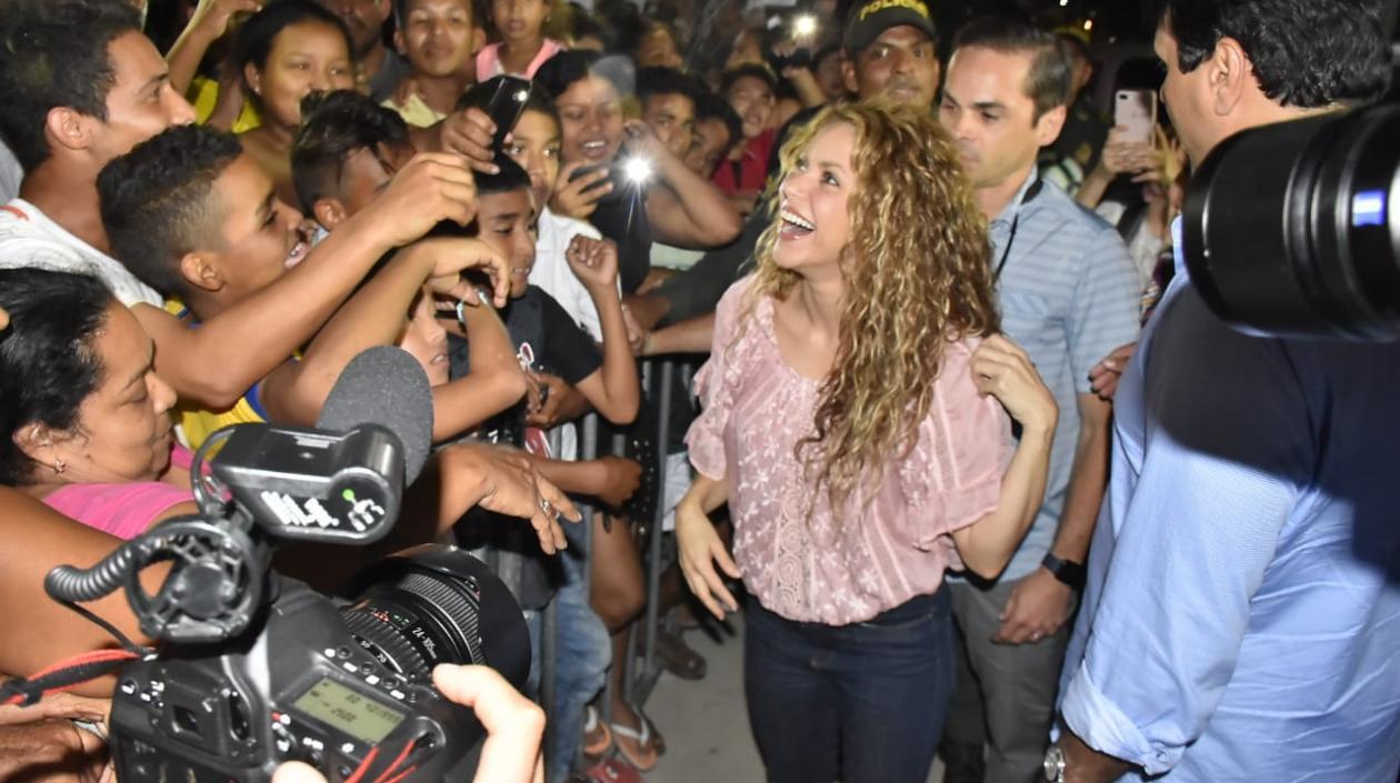 Shakira a su llegada al barrio El Bosque