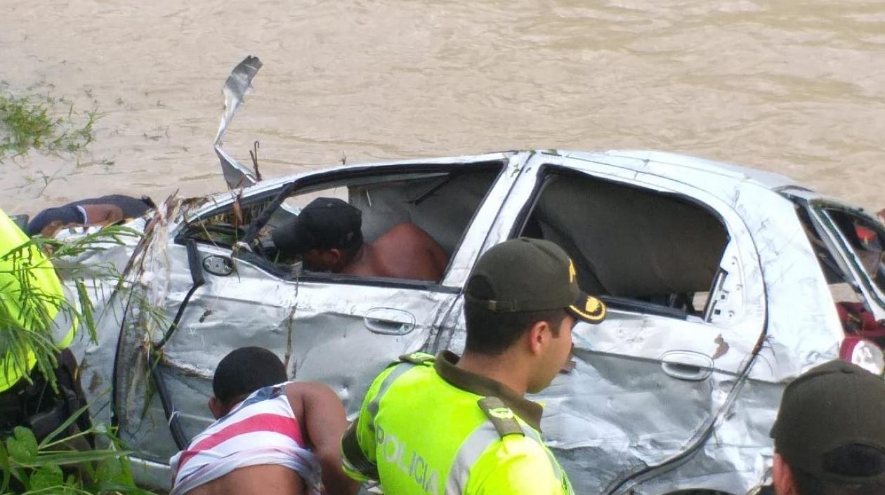 Así hallaron el vehículo a orillas del arroyo El Platanal.