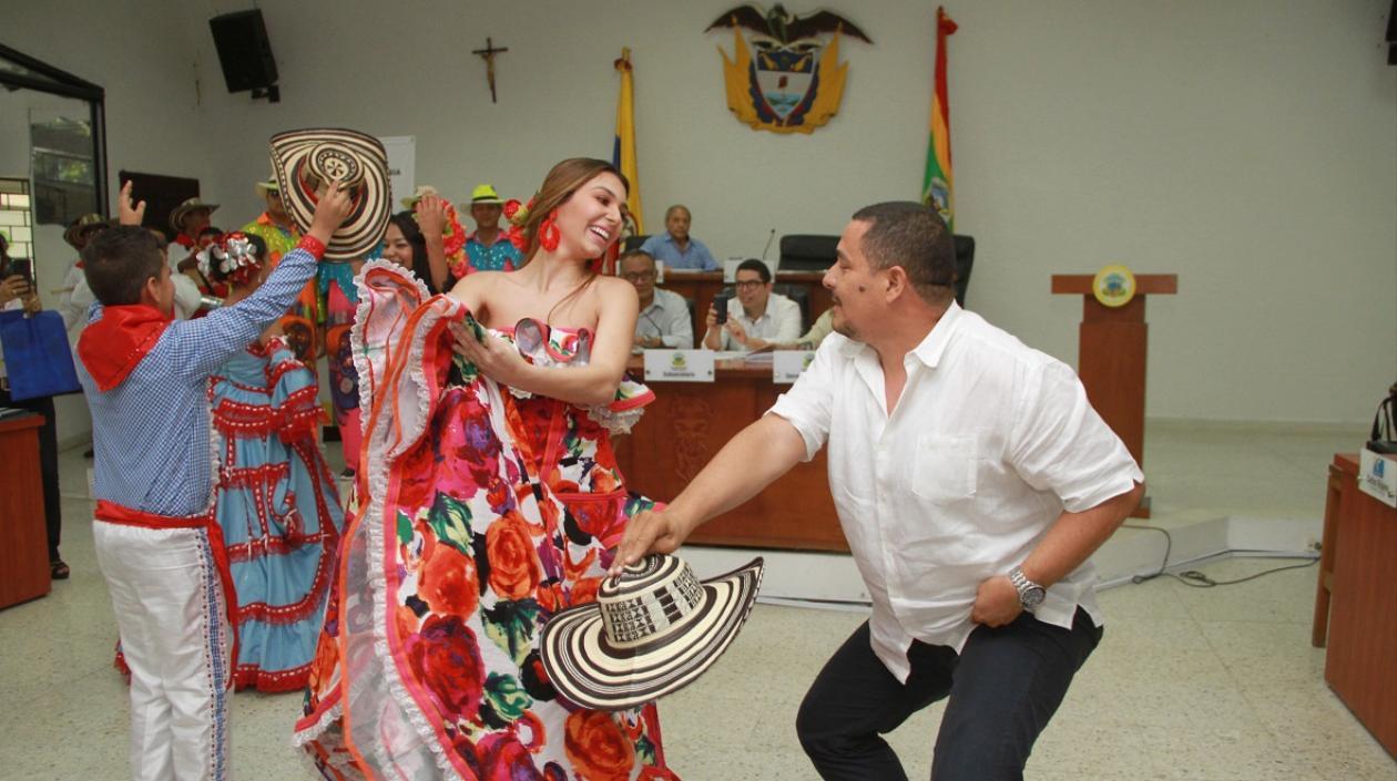 La Reina Carolina Segebre baila con el concejal José Trocha.