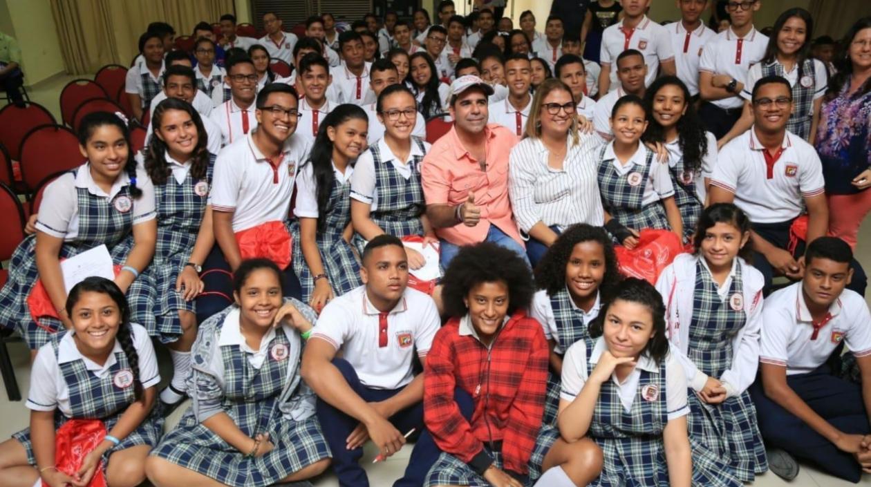 El Alcalde Alejandro Char, la secretaria de Educación, Bibiana Rincón y un grupo de estudiantes.