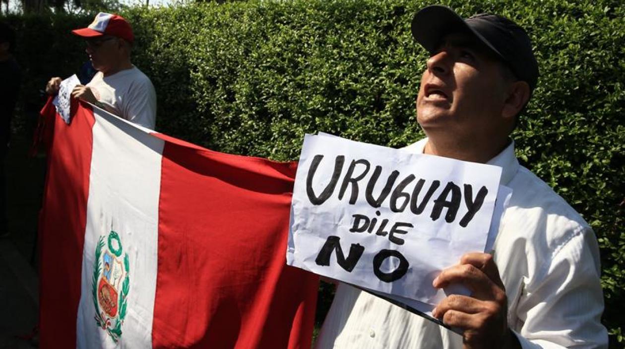 Detractores de Alan Garcia protestan frente a la residencia del embajador de Uruguay, en Lima.