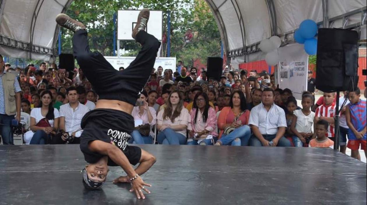 Joven baila break dance en la apertura del proyecto en Las Flores.