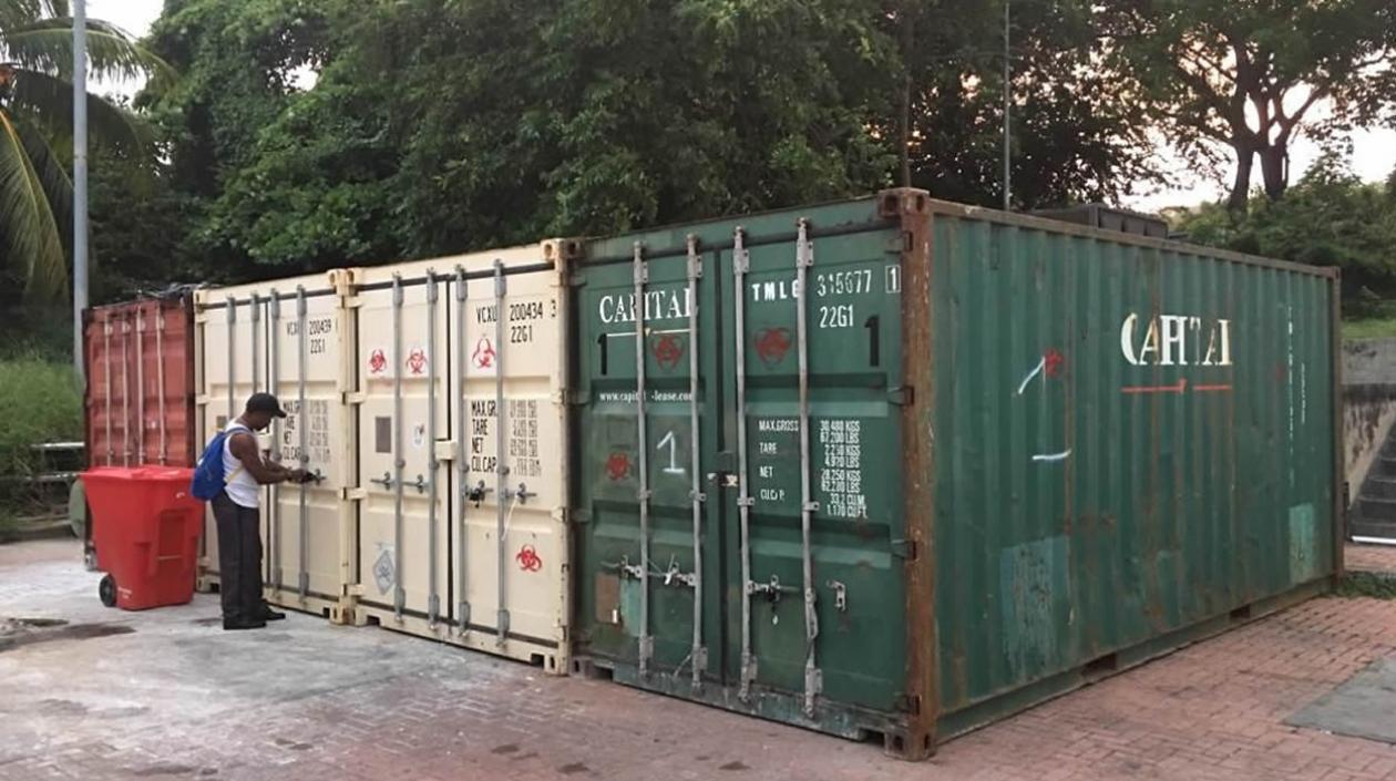 En contenedores al aire libre están 6 toneladas de residuos en San Andrés.
