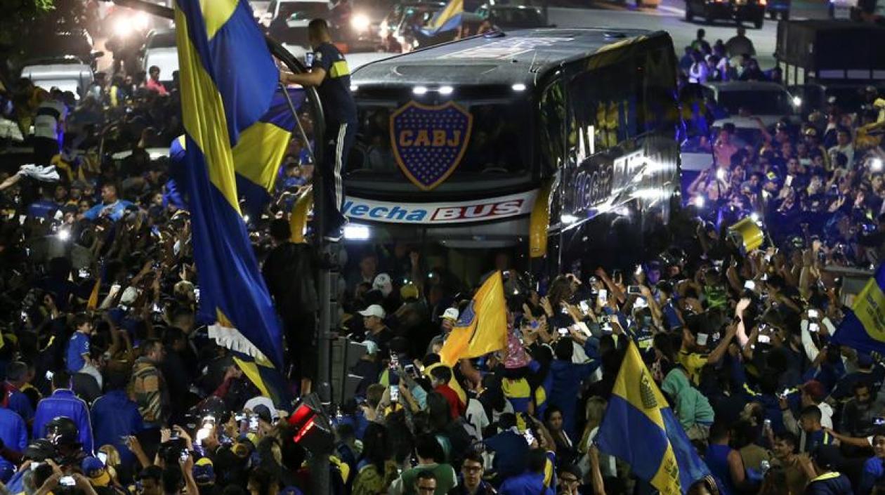 Hinchas de Boca Juniors despidiendo a los jugadores. 