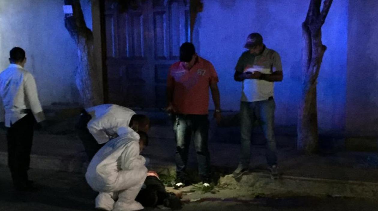 Autoridades en el levantamiento del cadáver de Miguel Machado.
