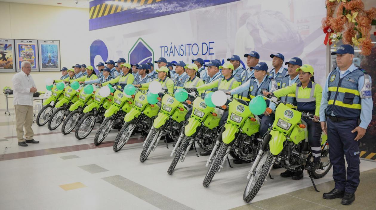 El Alcalde Joao Herrera entregando las motos.
