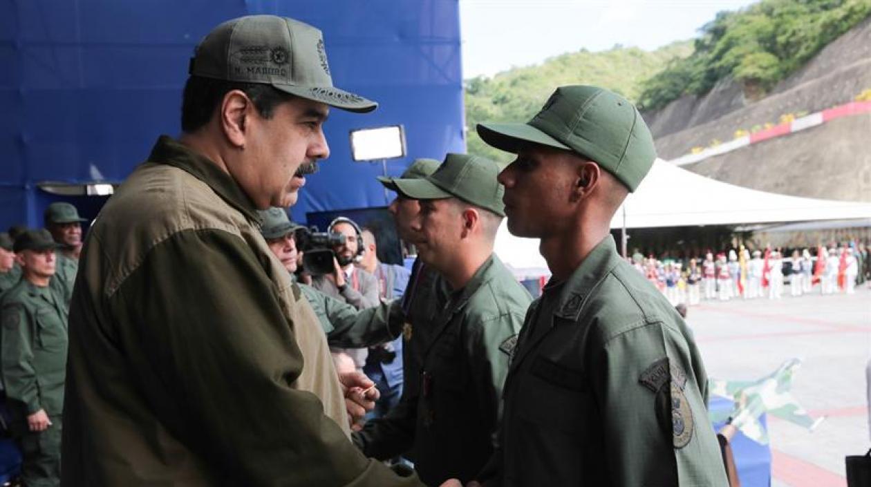 Nicolás Maduro con instrucciones a personal de la Guardia Nacional.