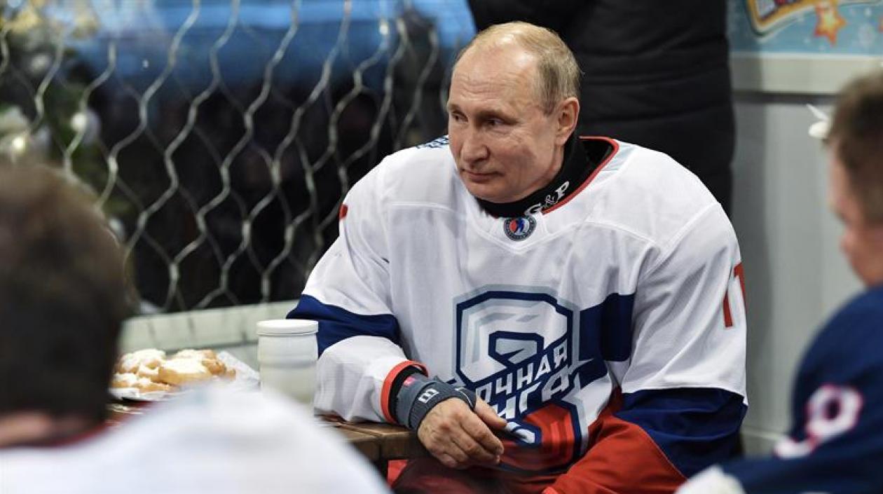 Vladimir Putin en un receso jugando hockey en la Plaza Roja.