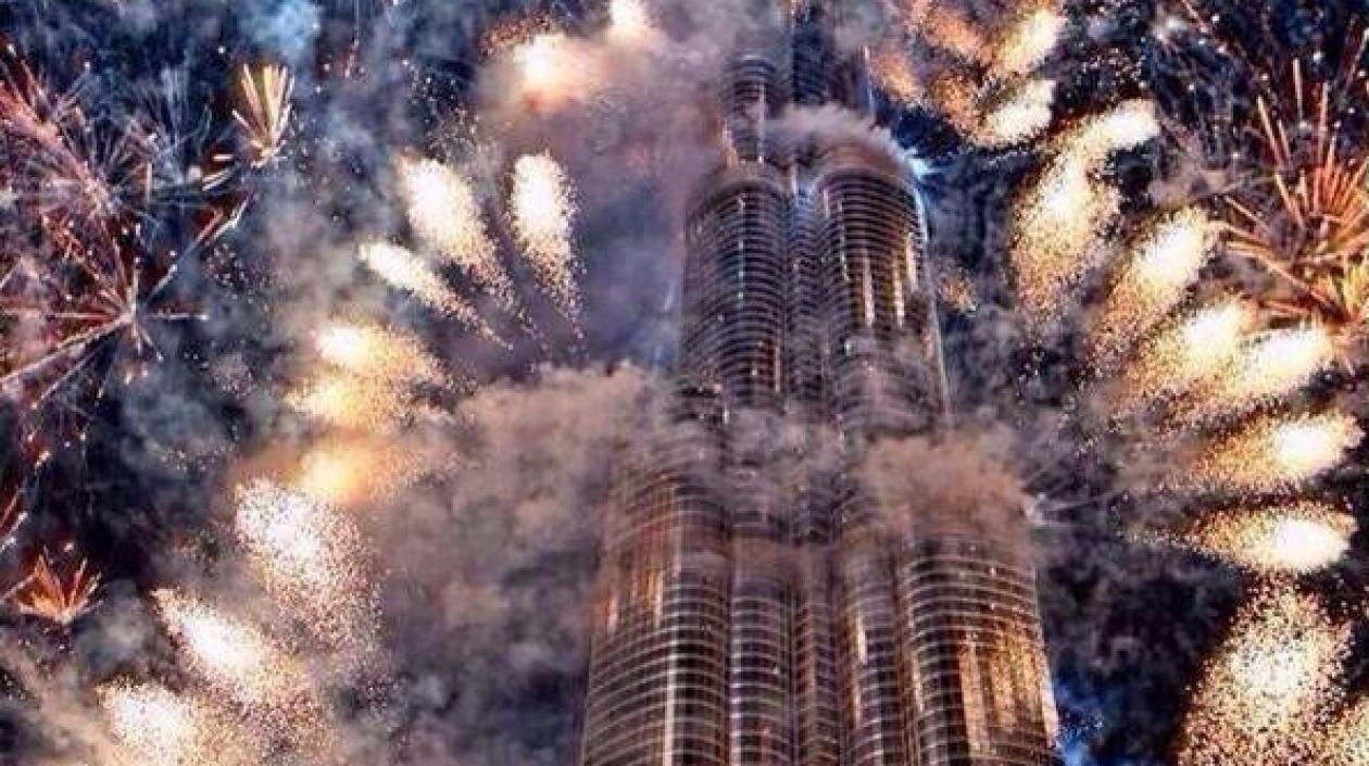ubai volvió a festejar con un espectáculo de fuegos artificiales en el icónico rascacielos Burj Khalifa.