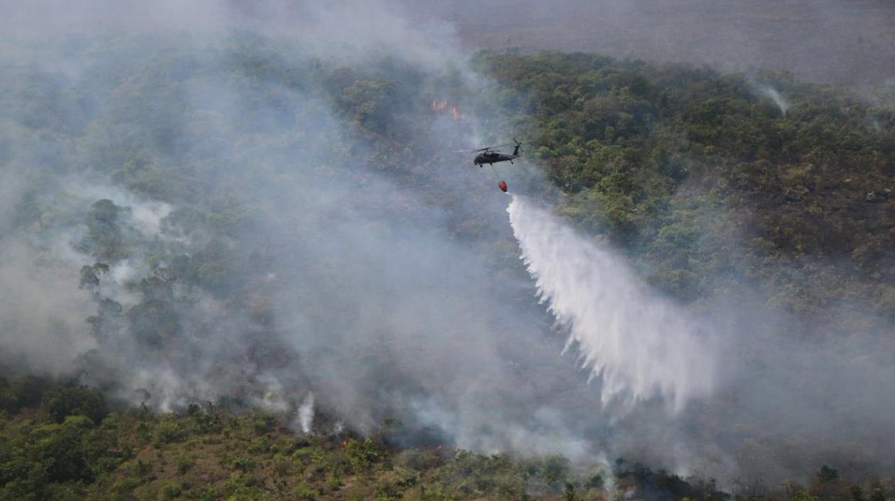 Por aire y tierra autoridades intentan controlar incendio forestal en La Macarena, Meta.